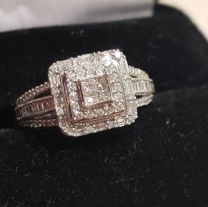 Sparkling 10k gold diamond engangement ring New